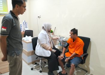 Satuan Tahanan dan Barang Bukti (Sattahti) bersama Unit Jatanras Satreskrim Polresta Palangka Raya melakukan pengawalan terhadap seorang tahanan yang mengalami keluhan kesehatan. Sabtu 26/7/2025