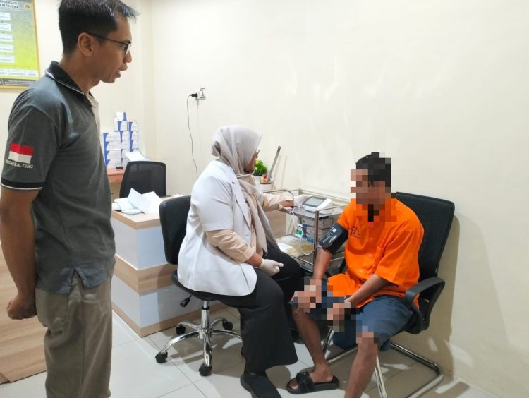 Satuan Tahanan dan Barang Bukti (Sattahti) bersama Unit Jatanras Satreskrim Polresta Palangka Raya melakukan pengawalan terhadap seorang tahanan yang mengalami keluhan kesehatan. Sabtu 26/7/2025