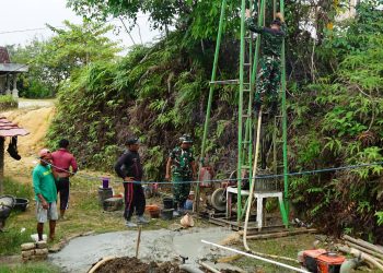 Pengerjaan sumur bor pada Program TNI Manunggal Membangun Desa (TMMD) Imbangan ke-125 Kodim 1016/Palangka Raya diharapkan dapat menjadi solusi bagi masyarakat, terutama pada saat musim kemarau di Desa Karya Bakti, Kecamatan Rungan, Kabupaten Gunung Mas, Sabtu (26/07/25).