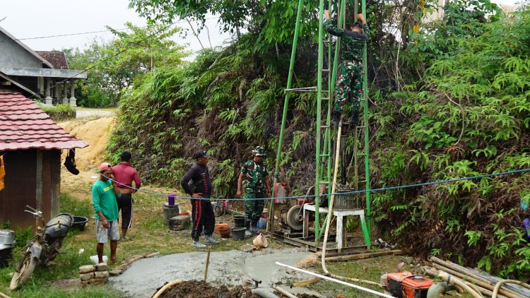Pengerjaan sumur bor pada Program TNI Manunggal Membangun Desa (TMMD) Imbangan ke-125 Kodim 1016/Palangka Raya diharapkan dapat menjadi solusi bagi masyarakat, terutama pada saat musim kemarau di Desa Karya Bakti, Kecamatan Rungan, Kabupaten Gunung Mas, Sabtu (26/07/25).