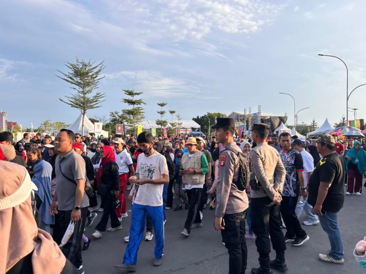 Polresta Palangka Raya melaksanakan pengamanan secara intensif menjelang kegiatan Jalan Sehat dan Launching Turnamen Olahraga Gubernur Cup 2025 yang dipusatkan di kawasan Bundaran Besar, Kota Palangka Raya, Minggu (27/7/2025).