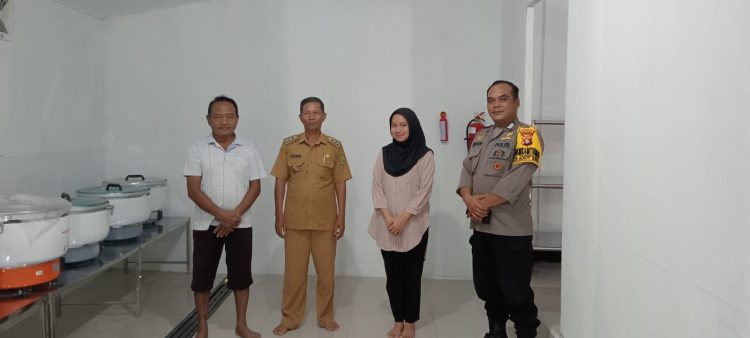 Bhabinkamtibmas Kelurahan Tangkiling Polsek Bukit Batu Polresta Palangka Raya, Aipda Herry Gunawan, melaksanakan peninjauan kesiapan Dapur Umum SPPG (Satuan Pemenuhan Pelayanan Gizi), Senin (28/7/2025).