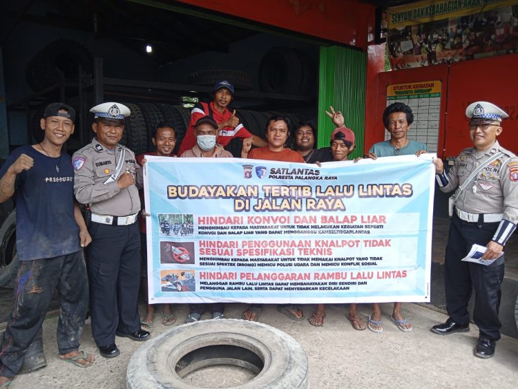 Satlantas Polresta Palangka Raya kembali menggelar kegiatan pendidikan masyarakat lalu lintas (Dikmas Lantas) sebagai bentuk komitmen dalam meningkatkan kesadaran keselamatan berlalu lintas. Kegiatan kali ini berlangsung pada Senin (27/7/2025) pukul 09.00 WIB di sekitar kawasan bengkel mobil Jalan Mahir Mahar, Kota Palangka Raya.