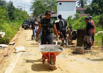 Pasiter Kodim 1016/Palangka Raya, Mayor Inf I Made Iwan Swastika, ketika cek pengecoran jalan di Desa Karya Bakti, Kecamatan Rungan, Kabupaten Gunung Mas, salah satu sasaran fisik pokok TMMD Imbangan ke-125 Kodim 1016/Palangka Raya, di desa tersebut, Senin (28/07/25).