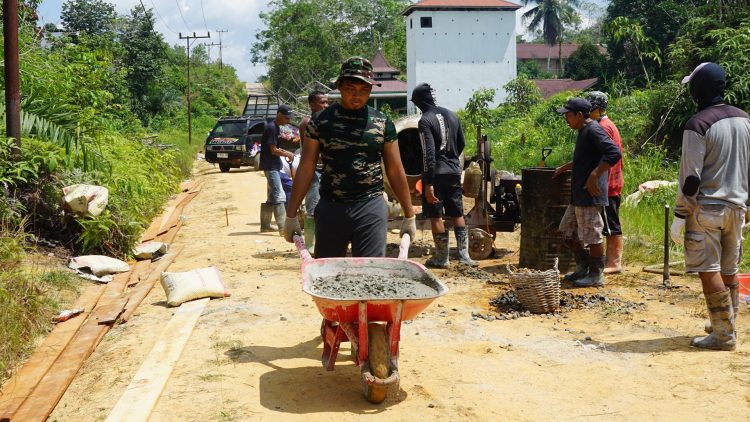 Pasiter Kodim 1016/Palangka Raya, Mayor Inf I Made Iwan Swastika, ketika cek pengecoran jalan di Desa Karya Bakti, Kecamatan Rungan, Kabupaten Gunung Mas, salah satu sasaran fisik pokok TMMD Imbangan ke-125 Kodim 1016/Palangka Raya, di desa tersebut, Senin (28/07/25).