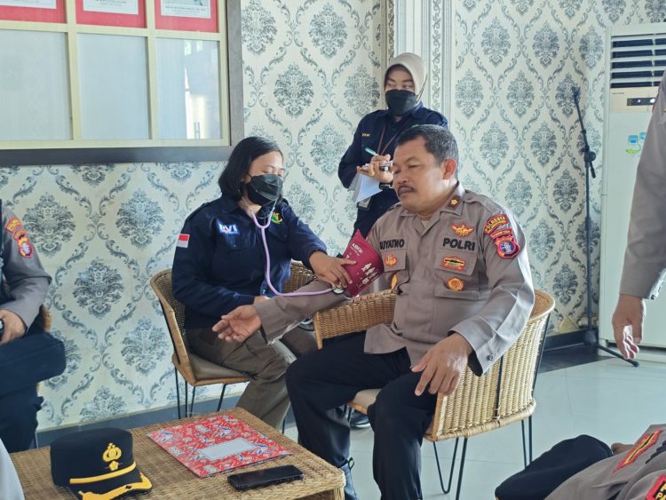 Polresta Palangka Raya langsung menggelar pemeriksaan kesehatan rutin bagi personel, bertempat di lobi utama Mapolresta Palangka Raya, Selasa (29/7/2025).