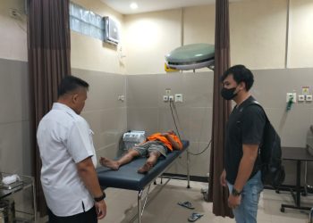 Tahanan tersebut dibawa ke Rumah Sakit Bhayangkara Tingkat III Palangka Raya untuk mendapatkan pemeriksaan dan penanganan medis, setelah sebelumnya mengeluhkan sakit kepala dan kondisi fisik yang melemah saat berada di ruang tahanan.