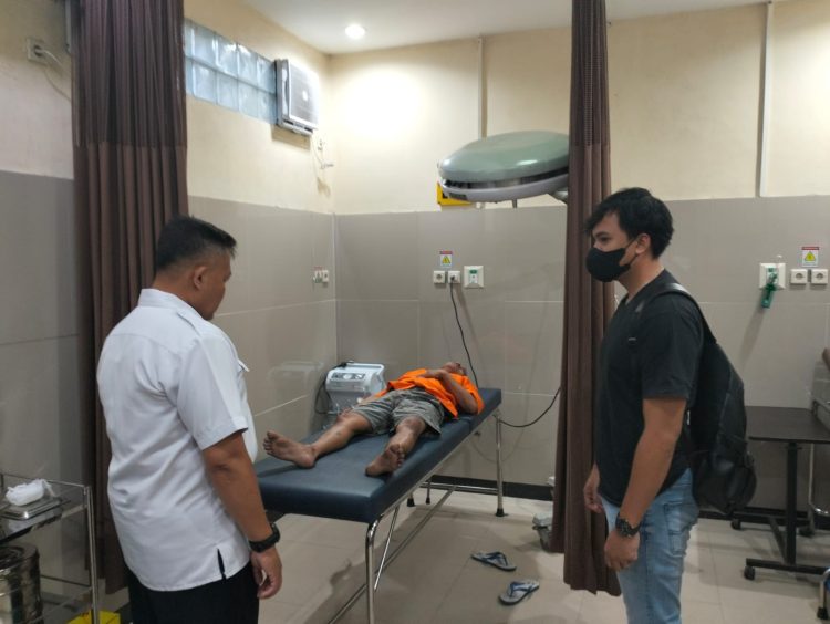Tahanan tersebut dibawa ke Rumah Sakit Bhayangkara Tingkat III Palangka Raya untuk mendapatkan pemeriksaan dan penanganan medis, setelah sebelumnya mengeluhkan sakit kepala dan kondisi fisik yang melemah saat berada di ruang tahanan.