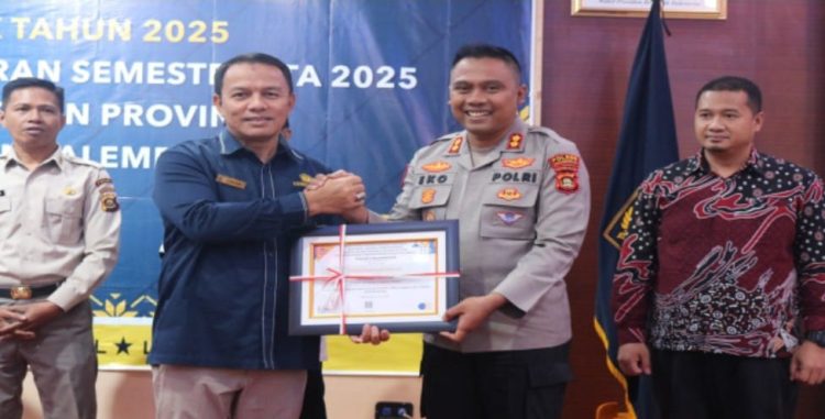 Kepala KPPN Palembang Aprijon secara langsung menyerahkan penghargaan tersebut kepada Kapolres OKI AKBP Eko Rubiyanto, SH, Sik, MH yang hadir dalam kegiatan tersebut.