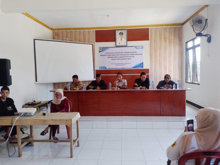 Sosialisasi Kegiatan Pembangunan Sumber Dana Bantuan Keuangan Infrastruktur ( BANKEUDES ) Kabupaten Bogor,Desa Tajur Kecamatan Citeureup Kab.Bogor. (Foto. Dok: RH/Mitrapolri.com)