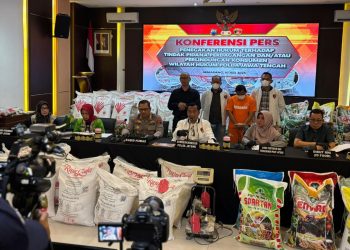 Konferensi pers pengungkapan kasus dipimpin oleh Dirreskrimsus Polda Jawa Tengah Kombes Pol Arif Budiman didampingi Kabid Humas Kombes Pol Artanto, serta turut dihadiri perwakilan PT RNI (ID Food), selaku produsen resmi produk gula merek Raja Gula.