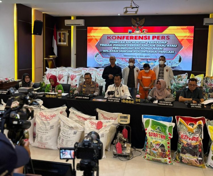Konferensi pers pengungkapan kasus dipimpin oleh Dirreskrimsus Polda Jawa Tengah Kombes Pol Arif Budiman didampingi Kabid Humas Kombes Pol Artanto, serta turut dihadiri perwakilan PT RNI (ID Food), selaku produsen resmi produk gula merek Raja Gula.
