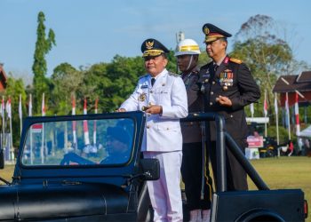 Bertindak sebagai Inspektur Upacara (Irup) adalah Gubernur Kalimantan Tengah H. Agustiar Sabran, didampingi Kapolda Irjen Pol Iwan Kurniawan, Wakapolda, jajaran pejabat utama, serta diikuti oleh Wakil Gubernur, unsur Forkopimda, para tokoh agama, tokoh masyarakat, dan ribuan masyarakat dari berbagai daerah di Kalteng.