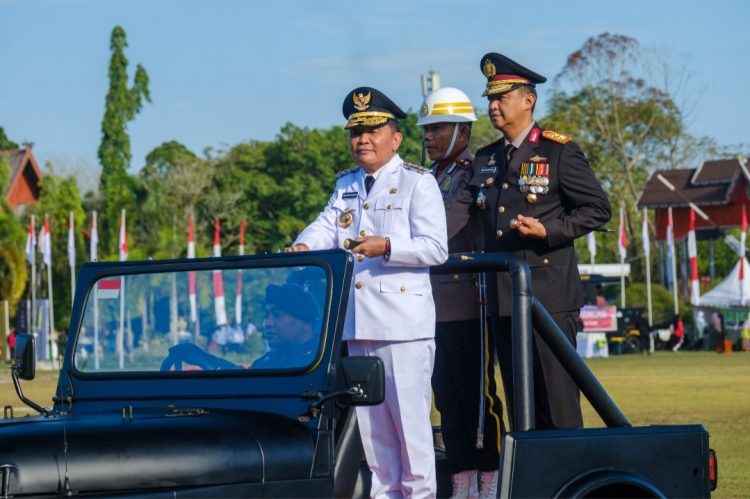 Bertindak sebagai Inspektur Upacara (Irup) adalah Gubernur Kalimantan Tengah H. Agustiar Sabran, didampingi Kapolda Irjen Pol Iwan Kurniawan, Wakapolda, jajaran pejabat utama, serta diikuti oleh Wakil Gubernur, unsur Forkopimda, para tokoh agama, tokoh masyarakat, dan ribuan masyarakat dari berbagai daerah di Kalteng.