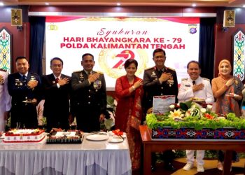 Gelombang kejutan dalam acara tersebut, dihadirkan langsung oleh Gubernur Kalteng, H. Agustiar Sabran, beserta Istri yang mengawali dengan memberikan kejutan spesial bagi Polda Kalteng.