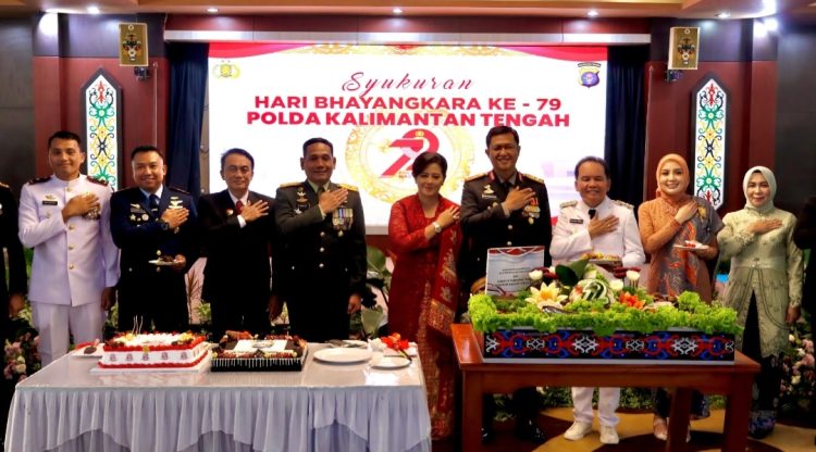 Gelombang kejutan dalam acara tersebut, dihadirkan langsung oleh Gubernur Kalteng, H. Agustiar Sabran, beserta Istri yang mengawali dengan memberikan kejutan spesial bagi Polda Kalteng.