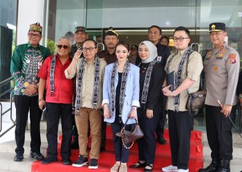 Rombongan Komisi I DPR RI yang dipimpin oleh Andina Theresia Narang, didampingi H. Rachmad Hidayat serta 11 anggota lainnya, turut disambut oleh unsur Forkopimda Kalteng, termasuk Danrem 102 Panju Panjung Brigjen TNI Wimoko.