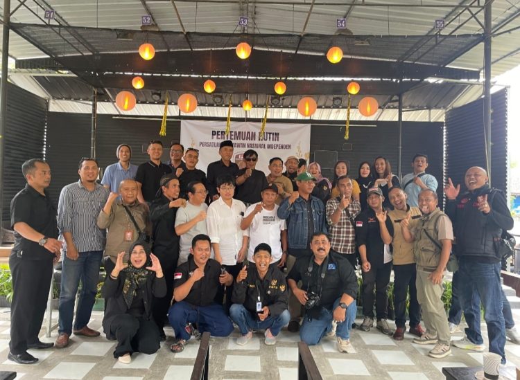 Puluhan Jurnalis dari Berbagai Media dan Wilayah di Jawa Tengah menghadiri Acara Persatuan Wartawan Nasional Independent (PWNI) dalam kegiatan Silahturahmi dan Rapat Koordinasi di Cafe Tanaga Kabupaten Purbalingga, Minggu (06/07/2025).