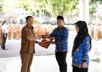 Wakil Wali Kota Sabang Suradji Junus secara resmi menyerahkan Surat Keputusan (SK), kepada 44 Calon Pegawai Negeri Sipil (CPNS) di Lingkungan Pemerintah Kota Sabang formasi tahun 2024. Penyerahan SK yang dirangkaikan dengan apel pagi gabungan tersebut, berlangsung di Halaman Kantor Wali Kota Sabang, Senin (7/7/25).