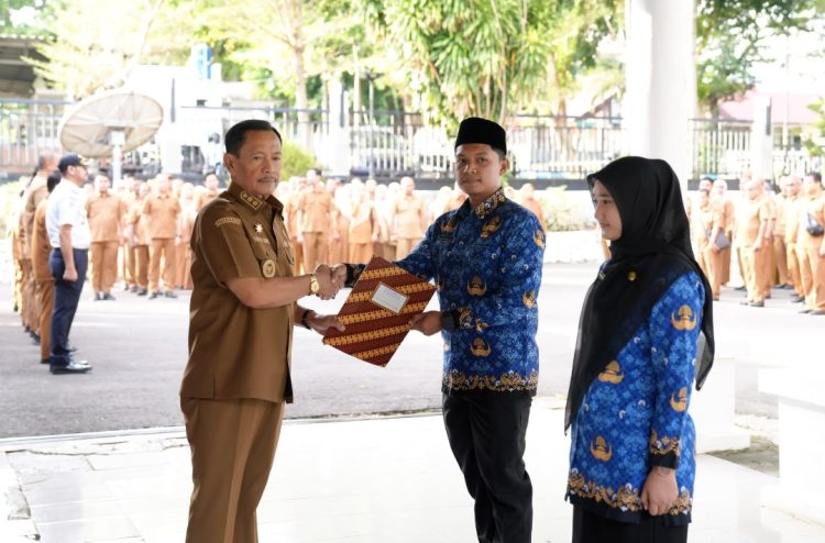 Wakil Wali Kota Sabang Suradji Junus secara resmi menyerahkan Surat Keputusan (SK), kepada 44 Calon Pegawai Negeri Sipil (CPNS) di Lingkungan Pemerintah Kota Sabang formasi tahun 2024. Penyerahan SK yang dirangkaikan dengan apel pagi gabungan tersebut, berlangsung di Halaman Kantor Wali Kota Sabang, Senin (7/7/25).