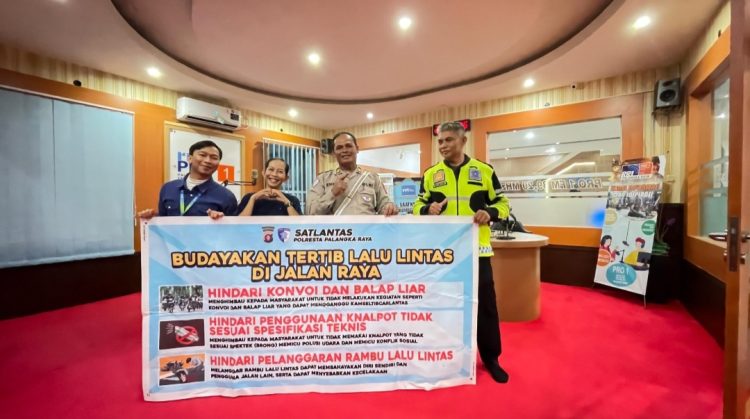 Sosialisasi disampaikan oleh Satlantas saat mengudara (melakukan siaran) bersama Radio Republik Indonesia (RRI) Pro 1 FM yang berstudio di kawasan Jalan M. H. Thamrin, Kota Palangka Raya, Kalimantan Tengah, jum, at (11/7/2025).