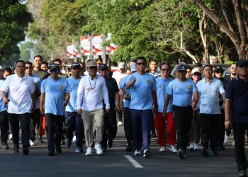 Kapolda Kalimantan Tengah Irjen Pol Iwan Kurniawan mengikuti kegiatan jalan sehat dalam rangka memeriahkan peringatan Hari Koperasi Nasional (Hakopnas) ke-78 tahun 2025 yang digelar di Halaman Kantor Gubernur Kalimantan Tengah, Jalan Imam Bonjol, Kota Palangka Raya, Jumat (11/7/2025).