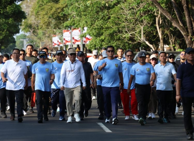 Kapolda Kalimantan Tengah Irjen Pol Iwan Kurniawan mengikuti kegiatan jalan sehat dalam rangka memeriahkan peringatan Hari Koperasi Nasional (Hakopnas) ke-78 tahun 2025 yang digelar di Halaman Kantor Gubernur Kalimantan Tengah, Jalan Imam Bonjol, Kota Palangka Raya, Jumat (11/7/2025).