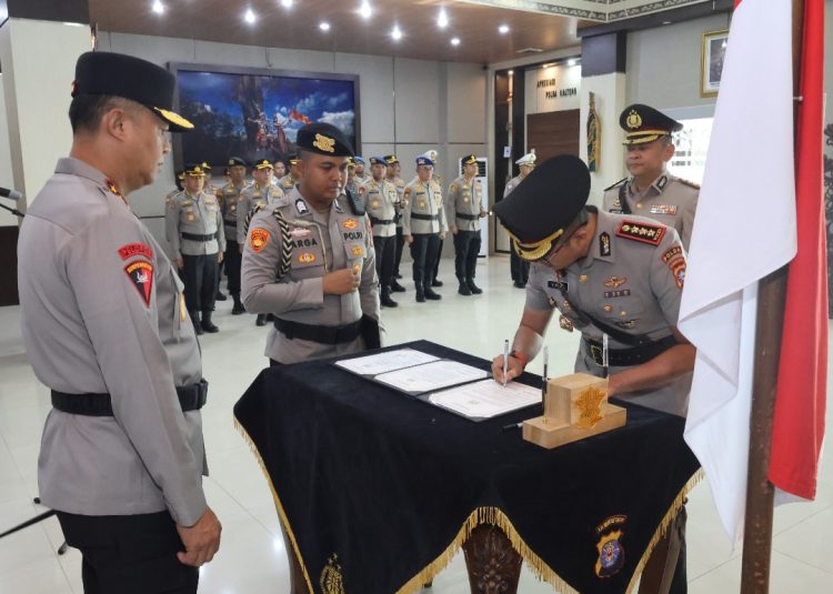 Kapolda Kalimantan Tengah (Kalteng) Irjen Pol Iwan Kurniawan, memimpin upacara serah terima jabatan (sertijab) Direktur Lalu Lintas, di Lobi Mapolda setempat, Senin (14/7/25) pagi.
