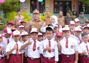 Wali Kota Sabang Zulkifli H. Adam didampingi Bunda PAUD Kota Sabang Ny. Nuri Zulkifli H. Adam beserta jajaran, melakukan monitoring hari pertama masuk sekolah ke SD Negeri 3 Sabang, di Gampong Kuta Timu, Senin (14/7/25).