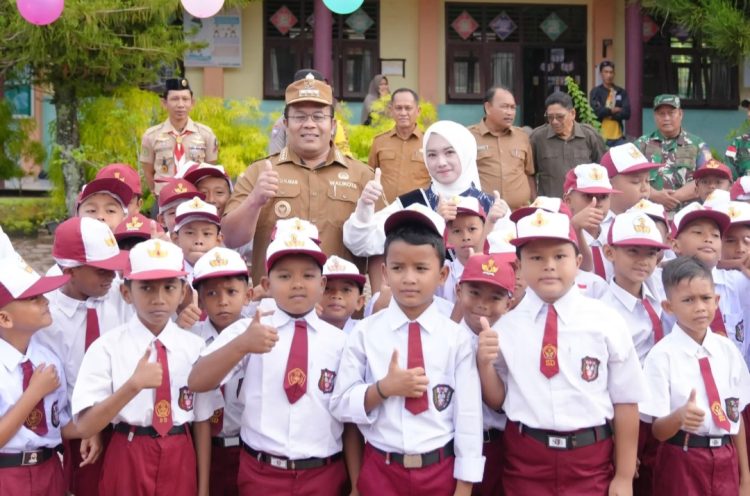 Wali Kota Sabang Zulkifli H. Adam didampingi Bunda PAUD Kota Sabang Ny. Nuri Zulkifli H. Adam beserta jajaran, melakukan monitoring hari pertama masuk sekolah ke SD Negeri 3 Sabang, di Gampong Kuta Timu, Senin (14/7/25).