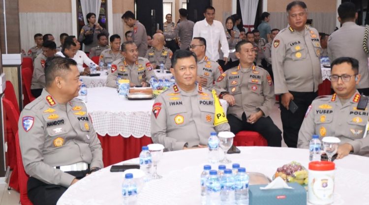 Kapolda Kalimantan Tengah (Kalteng), Irjen Pol Iwan Kurniawan, memimpin acara Kenal Pamit Direktur Lalu Lintas (Dirlantas) Polda Kalteng, bertempat di Aula Arya Dharma, Mapolda setempat, Senin (14/7/2025).