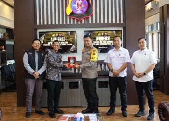 Kapolda Kalimantan Tengah (Kalteng), Irjen Pol Iwan Kurniawan, menerima audiensi dari Otoritas Jasa Keuangan (OJK) Provinsi Kalteng, bertempat di Ruang Kerja Kapolda. Rabu (16/7/2025).