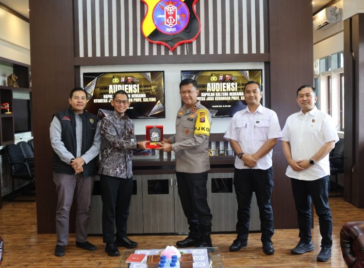 Kapolda Kalimantan Tengah (Kalteng), Irjen Pol Iwan Kurniawan, menerima audiensi dari Otoritas Jasa Keuangan (OJK) Provinsi Kalteng, bertempat di Ruang Kerja Kapolda. Rabu (16/7/2025).