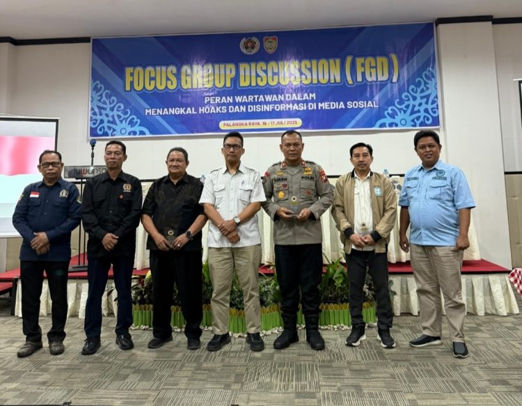 Kasubbid Multimedia Kompol Hermat Siburian menghadiri sekaligus menjadi pembicara dalam kegiatan Focus Group Discussion (FGD) yang digelar Persatuan Wartawan Indonesia (PWI) Kalteng, di Hotel Luwansa, Kota Palangka Raya, Rabu (16/7/2025).