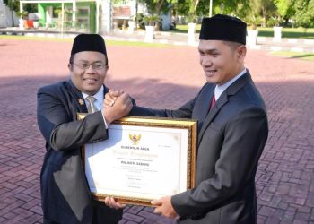 Piagam penghargaan tersebut diterima Wali Kota Sabang Zulkifli H. Adam bersama 11 kabupaten kota lainnya, pada upacara peringatan Hari Koperasi ke-78 tahun 2025 yang diselenggarakan Dinas Koperasi Usaha Kecil dan Menengah Aceh, di Halaman Depan Kantor Gubernur Aceh, Kamis (17/7/25).