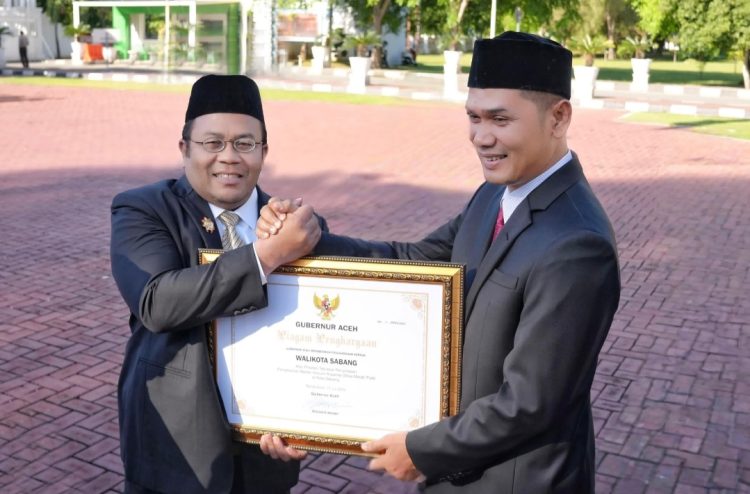 Piagam penghargaan tersebut diterima Wali Kota Sabang Zulkifli H. Adam bersama 11 kabupaten kota lainnya, pada upacara peringatan Hari Koperasi ke-78 tahun 2025 yang diselenggarakan Dinas Koperasi Usaha Kecil dan Menengah Aceh, di Halaman Depan Kantor Gubernur Aceh, Kamis (17/7/25).