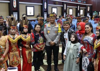 Kapolda Kalimantan Tengah (Kalteng) Irjen Pol Iwan Kurniawan, menghadiri kegiatan Peringatan Hari Anak Nasional ke- 41 dan Hari Keluarga Nasional ke- 32, tingkat Provinsi, bertempat di Aula Jayang Tingang, Kantor Gubernur setempat, Rabu (16/7/2025).