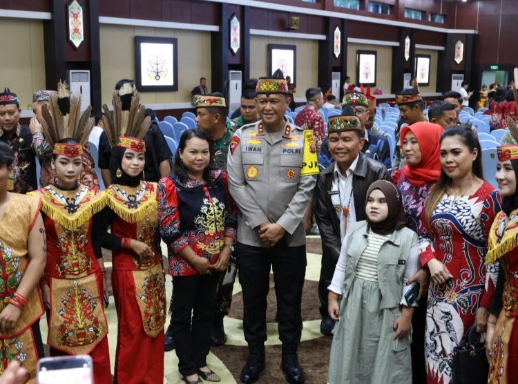 Kapolda Kalimantan Tengah (Kalteng) Irjen Pol Iwan Kurniawan, menghadiri kegiatan Peringatan Hari Anak Nasional ke- 41 dan Hari Keluarga Nasional ke- 32, tingkat Provinsi, bertempat di Aula Jayang Tingang, Kantor Gubernur setempat, Rabu (16/7/2025).