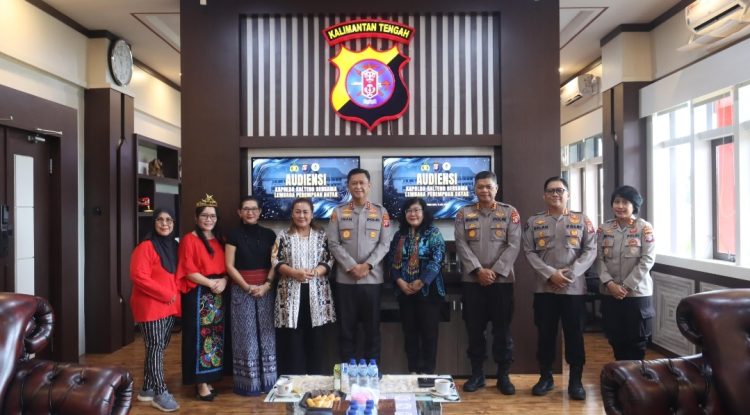 Kapolda Kalimantan Tengah (Kalteng) Irjen Pol Iwan Kurniawan menerima audiensi dari Lembaga Perempuan Dayak (LPD) Provinsi Kalteng, bertempat di ruang kerjanya, Jumat (18/7/2025).