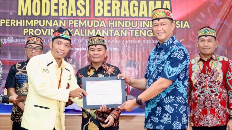 Kapolda Kalimantan Tengah (Kalteng), Irjen Pol Iwan Kurniawan, menghadiri Dialog Penguatan Moderasi Beragama bertema “Ciptakan Pemimpin Muda yang Moderat untuk Kalteng Berkah dan Maju”, yang diselenggarakan di Auditorium Hindu Kaharingan Center, Kota Palangka Raya, Sabtu (19/7/2025).