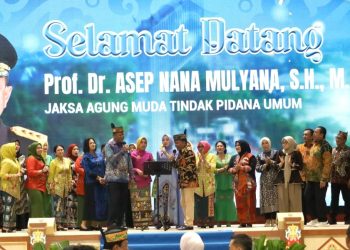 Kapolda Kalimantan Tengah (Kalteng) Irjen Pol Iwan Kurniawan, menghadiri acara Lepas Sambut Kepala Kejaksaan Tinggi (Kajati) di Aula Jayang Tingang, Kantor Gubernur Kalteng. Jumat (18/7/2025) malam.
