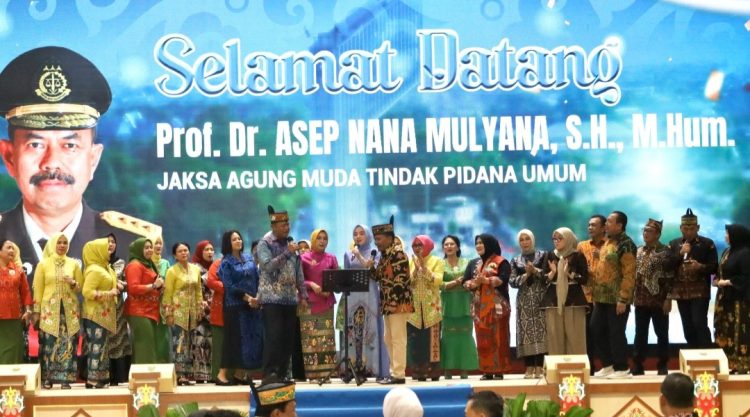 Kapolda Kalimantan Tengah (Kalteng) Irjen Pol Iwan Kurniawan, menghadiri acara Lepas Sambut Kepala Kejaksaan Tinggi (Kajati) di Aula Jayang Tingang, Kantor Gubernur Kalteng. Jumat (18/7/2025) malam.