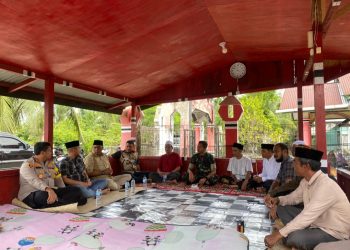 Kapolres Nagan Raya, AKBP DR. Benny Bathara, S.I.K., M.I.K bersama unsur Forkopimda Kabupaten Nagan Raya melakukan kunjungan takziah ke rumah duka almarhum Tgk. Khaidir Main atau yang akrab disapa Tukim, tokoh agama yang sangat dihormati masyarakat, Sabtu, 19 Juli 2025.