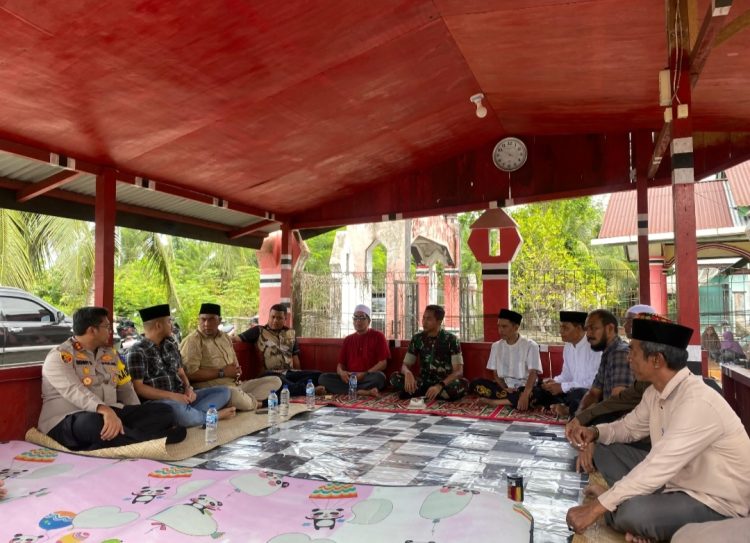 Kapolres Nagan Raya, AKBP DR. Benny Bathara, S.I.K., M.I.K bersama unsur Forkopimda Kabupaten Nagan Raya melakukan kunjungan takziah ke rumah duka almarhum Tgk. Khaidir Main atau yang akrab disapa Tukim, tokoh agama yang sangat dihormati masyarakat, Sabtu, 19 Juli 2025.