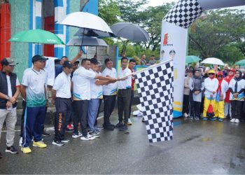 Bupati Nagan Raya, Dr. T.R. Keumangan, S.H., M.H., didampingi Wakil Bupati Raja Sayang serta unsur Forum Koordinasi Pimpinan Daerah (Forkopimda), secara resmi melepas ribuan peserta jalan sehat dalam rangka memeriahkan Hari Ulang Tahun (HUT) ke-23 Kabupaten Nagan Raya. Kegiatan tersebut berlangsung pada Minggu pagi, (20/7/2025), dengan titik start dan finis di Alun-alun, Kompleks Perkantoran Suka Makmue.