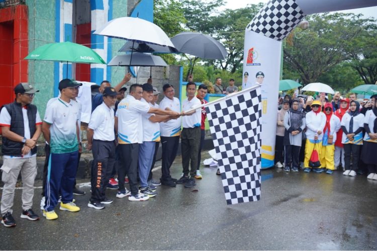 Bupati Nagan Raya, Dr. T.R. Keumangan, S.H., M.H., didampingi Wakil Bupati Raja Sayang serta unsur Forum Koordinasi Pimpinan Daerah (Forkopimda), secara resmi melepas ribuan peserta jalan sehat dalam rangka memeriahkan Hari Ulang Tahun (HUT) ke-23 Kabupaten Nagan Raya. Kegiatan tersebut berlangsung pada Minggu pagi, (20/7/2025), dengan titik start dan finis di Alun-alun, Kompleks Perkantoran Suka Makmue.