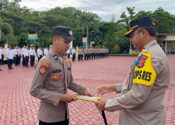 Kapolres Nagan Raya AKBP DR. Benny Bahara, S.i.k, M.i.k., memberikan piagam penghargaan kepada sejumlah personel yang telah menunjukkan dedikasi dan kinerja luar biasa dalam pelaksanaan tugas Kepolisian.