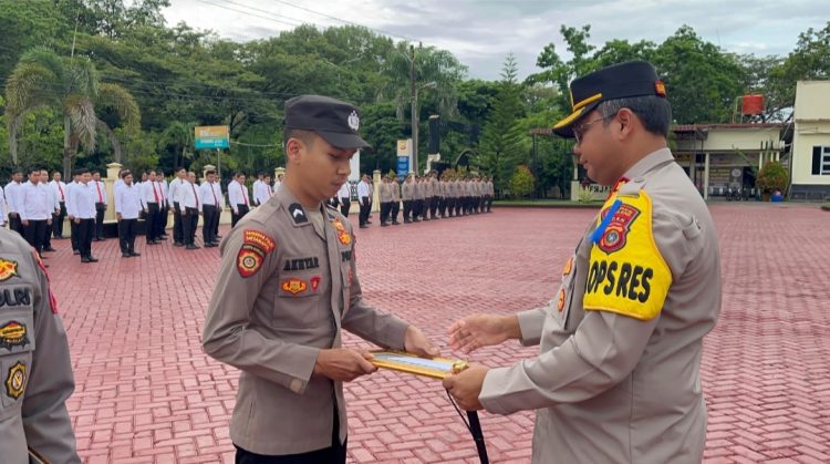 Kapolres Nagan Raya AKBP DR. Benny Bahara, S.i.k, M.i.k., memberikan piagam penghargaan kepada sejumlah personel yang telah menunjukkan dedikasi dan kinerja luar biasa dalam pelaksanaan tugas Kepolisian.