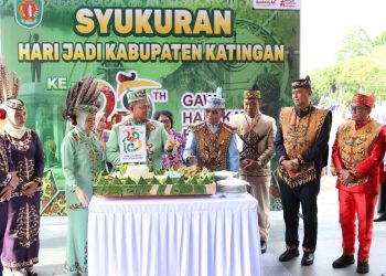 Kapolda Kalimantan Tengah (Kalteng), Irjen Pol Iwan Kurniawan, menghadiri secara langsung Upacara Peringatan Hari Jadi ke-23 Kabupaten Katingan yang digelar di Halaman Kantor Bupati Katingan, Senin (21/7/2025).