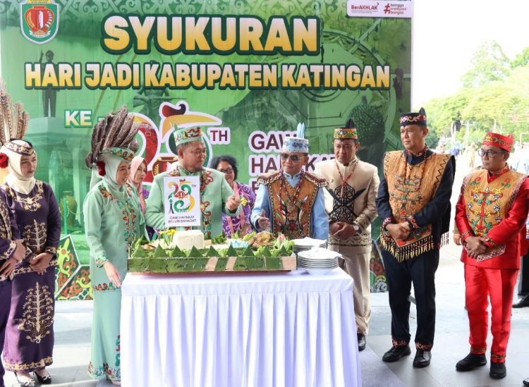 Kapolda Kalimantan Tengah (Kalteng), Irjen Pol Iwan Kurniawan, menghadiri secara langsung Upacara Peringatan Hari Jadi ke-23 Kabupaten Katingan yang digelar di Halaman Kantor Bupati Katingan, Senin (21/7/2025).